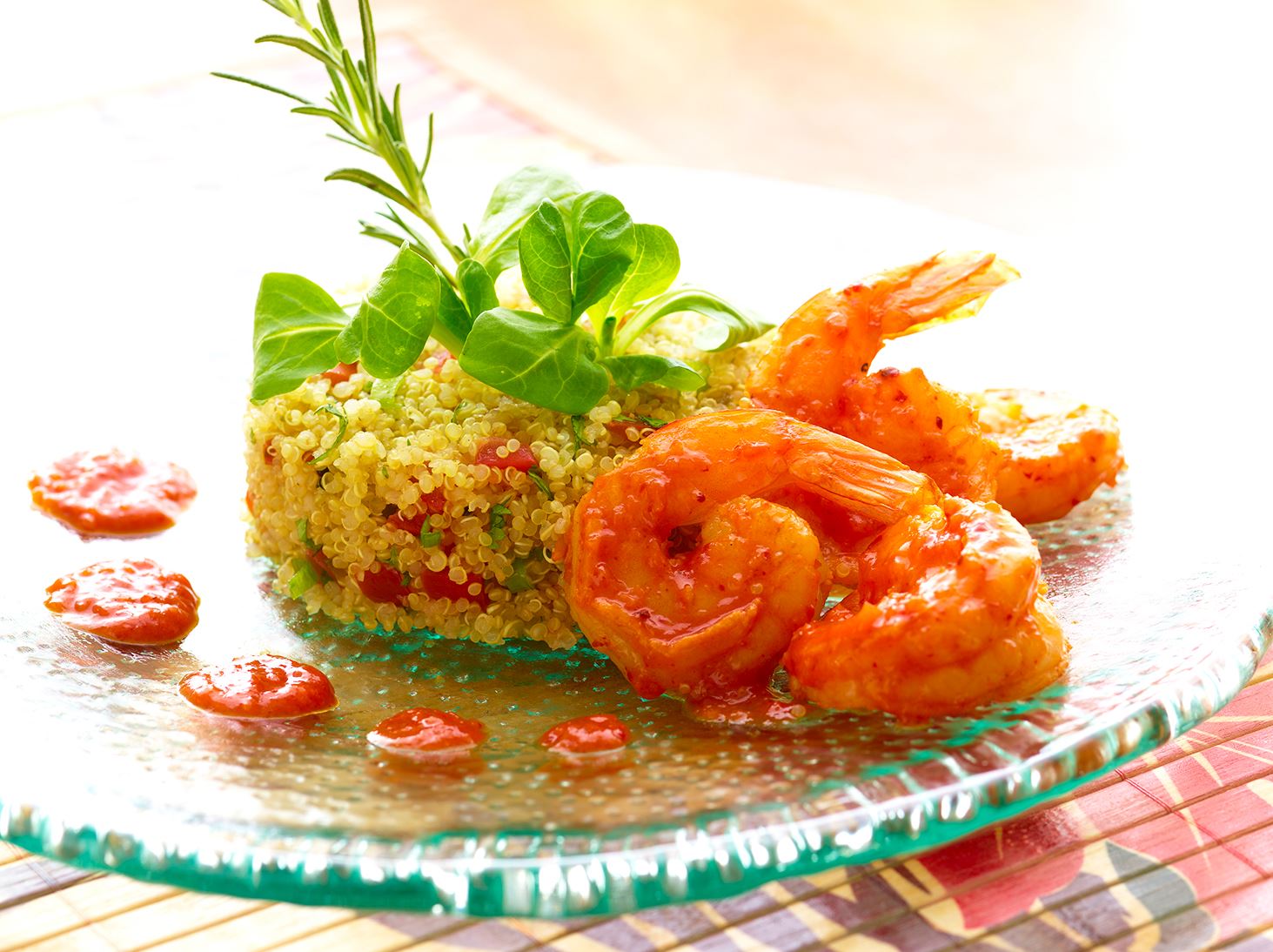 Camarones a la Diabla con Ensalada de Quinoa